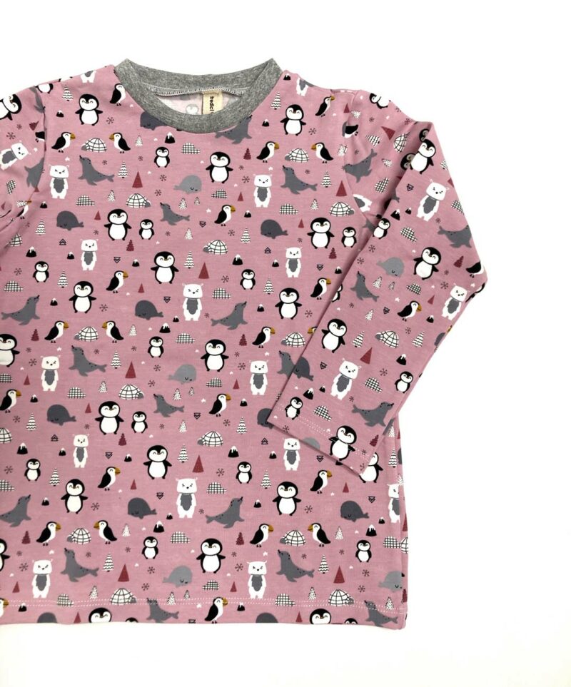 Dettaglio t-shirt pinguini rosa