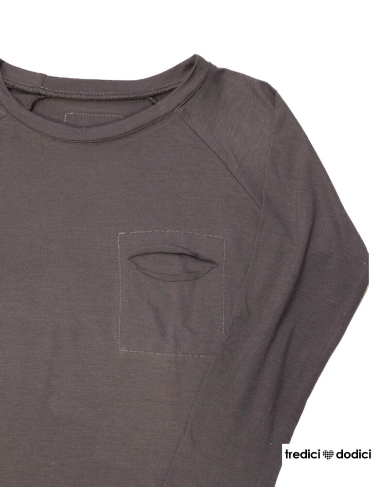 T-shirt grigio scuro con taschino